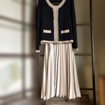 광택 있는 새틴 원단의 롱 플리츠 스커트 프리 사이즈