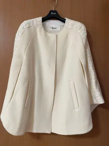 Rene 화이트 아이보리 판초 케이프 코트