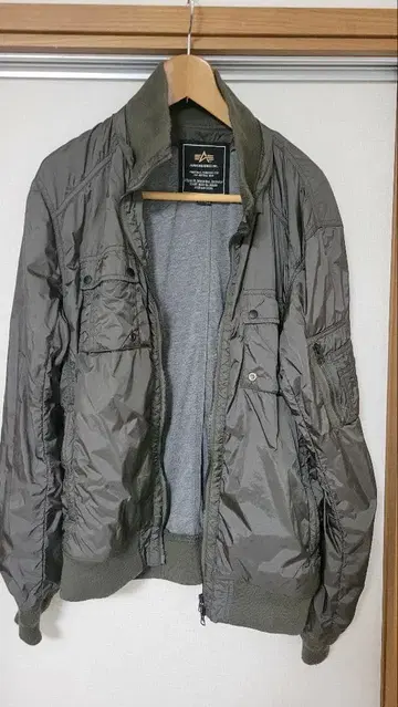ALPHA INDUSTRIES MA-1 자켓 올리브 그린