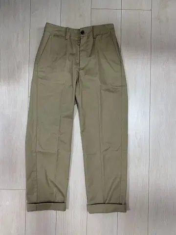 베이지 스트레이트 레그 치노 팬츠