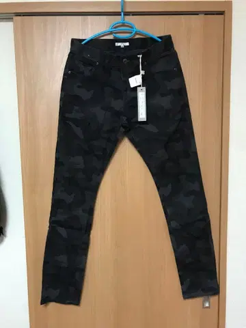 imp 카모 패턴 블랙 데님 팬츠