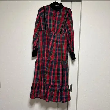 체크 무늬 긴팔 티어드 드레스