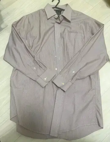 연한 핑크색 스트라이프 긴팔 셔츠