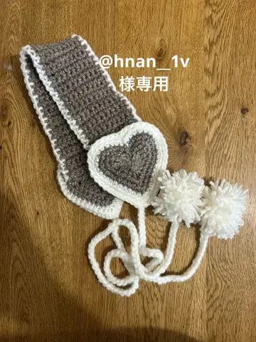 하트 모양 니트 귀도리 베이지와 화이트