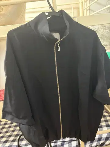 Lui's 블랙 집업 하프 슬리브