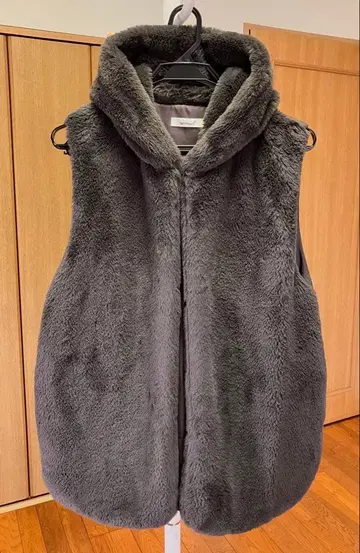 REMIEL 다크 그레이 후드 부착 퍼 베스트