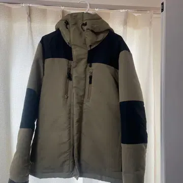 카키와 블랙 다운 자켓