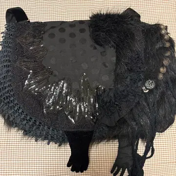 유니크한 블랙 숄더백