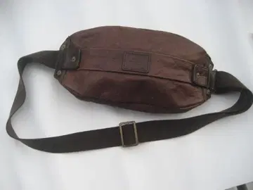 CREED 가죽 바디백 브라운