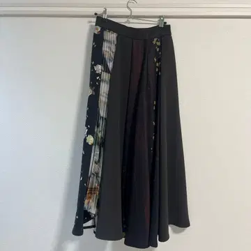 플레어 스커트 꽃무늬 블랙 계열