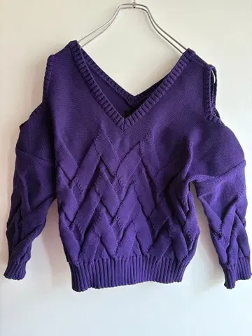 아우라 오프숄더 V넥 보라색 니트 스웨터