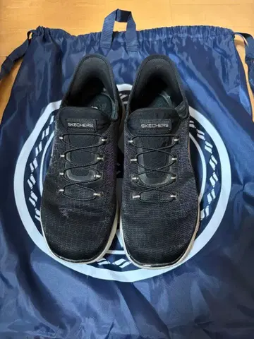 SKECHERS 블랙 스니커즈