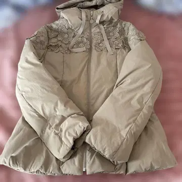 Super Beauty 꽃무늬 자수 베이지 다운 자켓 44