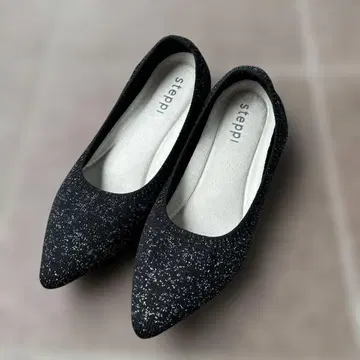 steppi 블랙 x 실버 라메 글리터 포인트 펌프스 24