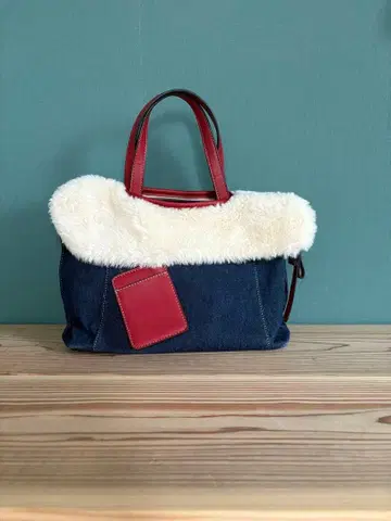 투웨이로 사용 가능한 데님 핸드백