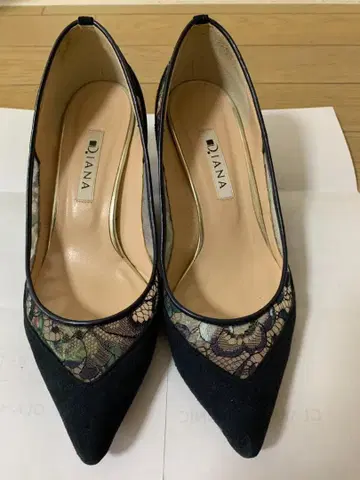 DIANA 네이비 스웨이드 레이스 펌프스