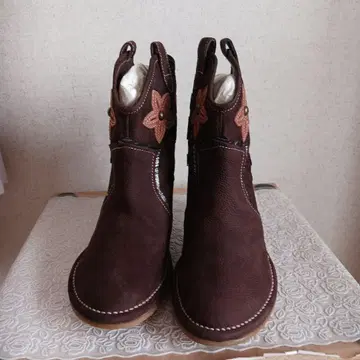와노나노의 브라운 꽃 자수 중간 힐 부츠