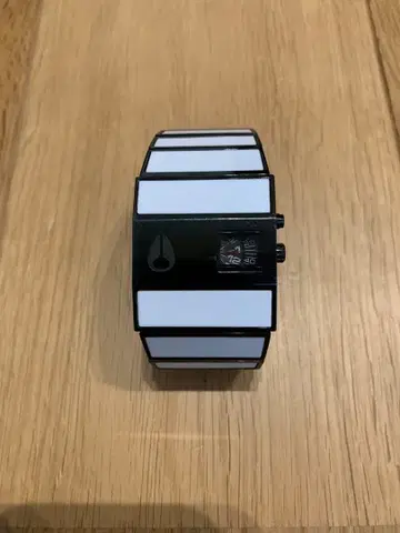 초레어 nixon 손목시계 로토로그 화이트 블랙 배터리 교환 완료