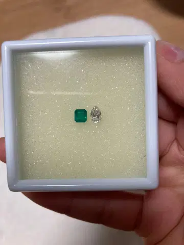 에메랄드와 다이아몬드 루스석 세트