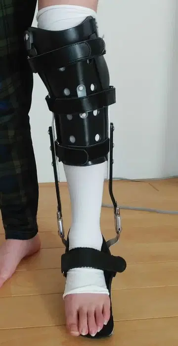 왼쪽 단하지 보조기