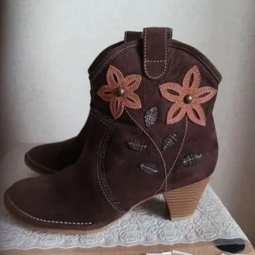 와노나노의 브라운 꽃 자수 스웨이드풍 부츠