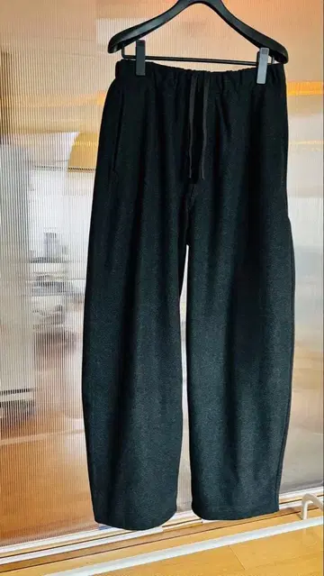 유니클로 U 브러쉬드 맨투맨 와이드 팬츠 S 다크 그레이