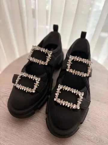 트루 바이 마리코 오이카와 비쥬 버클 블랙 스니커즈