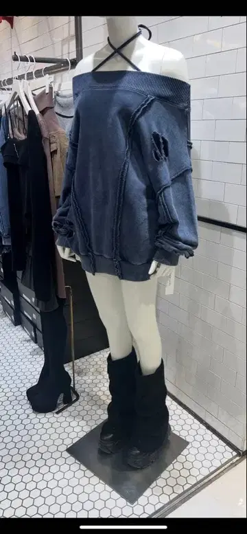 SPIRALGIRL 다크 블루 오프숄더 스웨터와 롱 부츠 세트