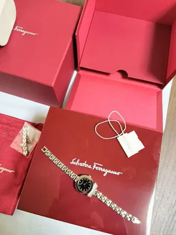 매우 새상품급. Salvatore Ferragamo 다이아몬드 손목시계