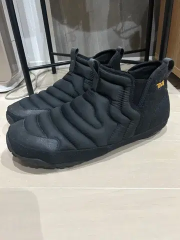 Teva 블랙 스니커즈