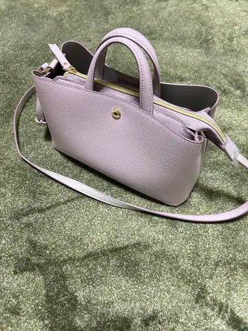 연보라색 가죽 숄더백