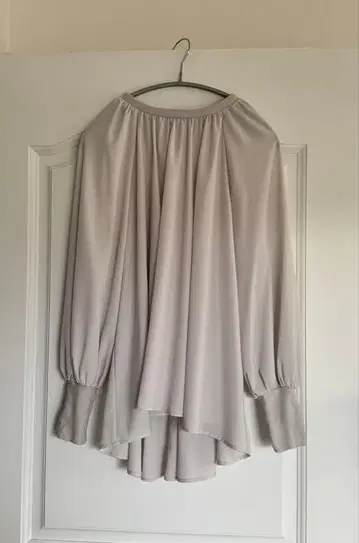 라이트 그레이 오프숄더 벌룬 슬리브 셔츠