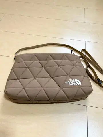 THE NORTH FACE 퀼팅 숄더백 브라운