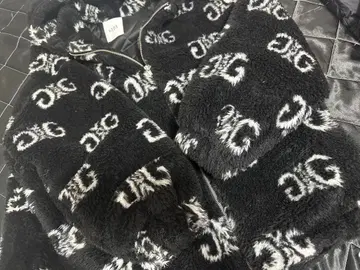 GYDA 로고 플리스 자켓 블랙