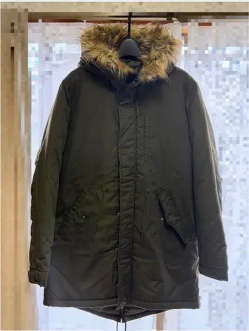 올리브색 퍼 달린 모즈 코트