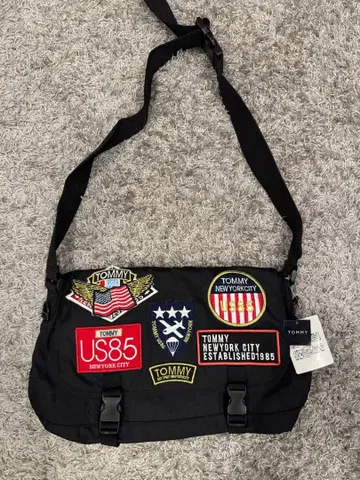 TOMMY 패치 포함 블랙 숄더백