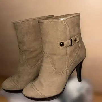 세븐틴엘르 서티 베이지 스웨이드 힐 부츠 사이드 버튼 부착