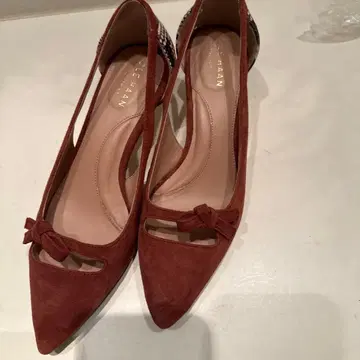 콜한 적갈색 스웨이드 오픈토 펌프스