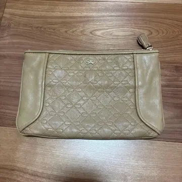 안야 힌드마치 베이지 퀼팅 클러치