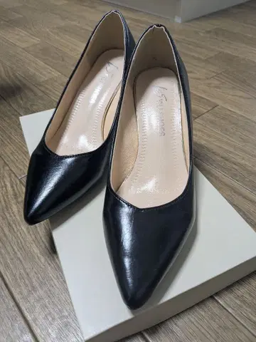 새상품급 블랙 스틸레토 하이힐