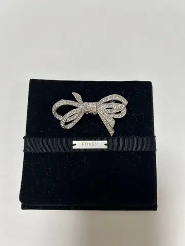 FOXEY 리본형 브로치 크리스탈 장식
