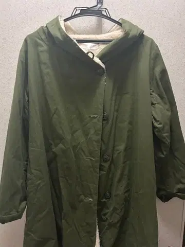 올리브 그린 후드 부착 코트