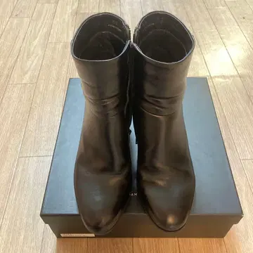 ADAMETROPE 블랙 지퍼 부츠 중간 힐