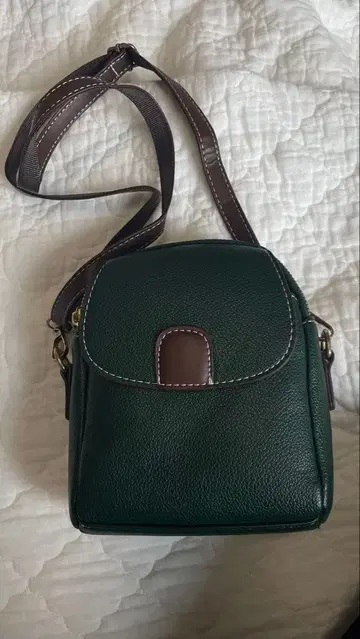 다크 그린 가죽 숄더백