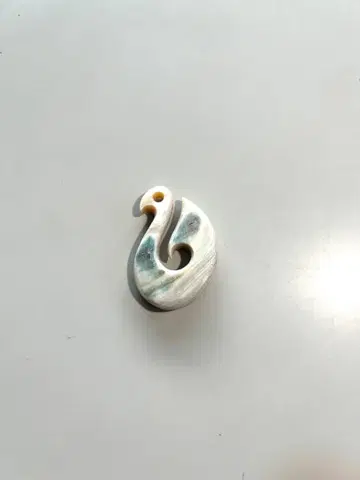 야광 조개 펜던트