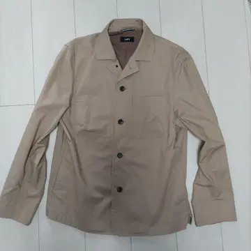 베이지 M 사이즈 버튼 달린 얇은 소재 코트