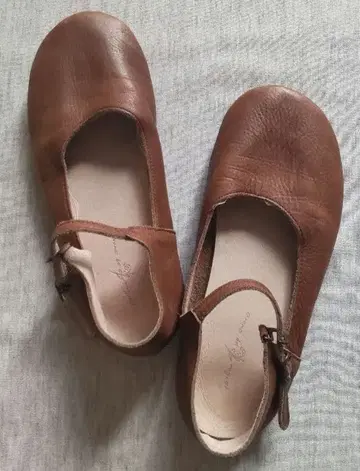 아로마 드 뮈게 가죽 원 스트랩 슈즈