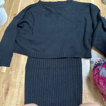 다크 그레이 니트 V넥 셋업