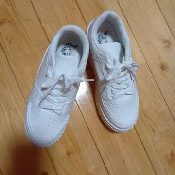 화이트 통굽 레이스업 스니커즈