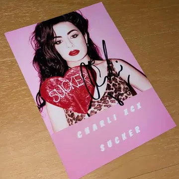 Charli XCX Sucker 사인 포함